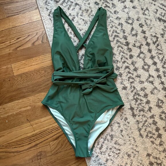 CUPSHE {NWT} One Piece Criss Cross Deep V Swimsuit | Medium | Basil Green - Picture 2 of 9